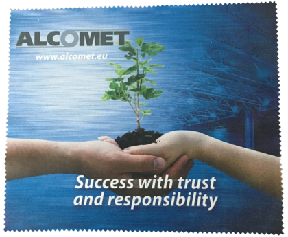 КЪРПА ОТ МИКРОФИБЪР ЗА ПОЧИСТВАНЕ НА ОЧИЛА